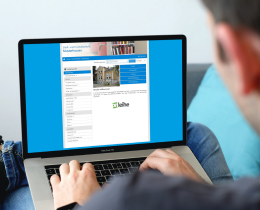 WebOPAC der Bibliothekssoftware allegro-OEB Ein Mann schaut sich den Internetkatalog der Bibliothekssoftware allegro-OEB auf einem Laptop an.