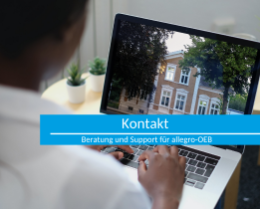 Eine Frau sitzt an einem Laptop, quer über dem Bild liegt ein blauer Balken mit der Aufschrift "Kontakt".